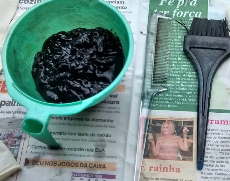 Materiais para aplicar henê em casa: tigela, pincel, pente e luvas